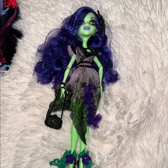 Monster High Doll with Purple Hair and Green Skin - Picture 1 of 1